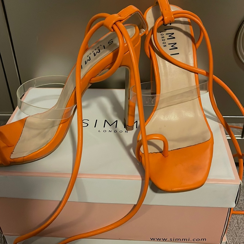 Simmi London : tie up heels orange